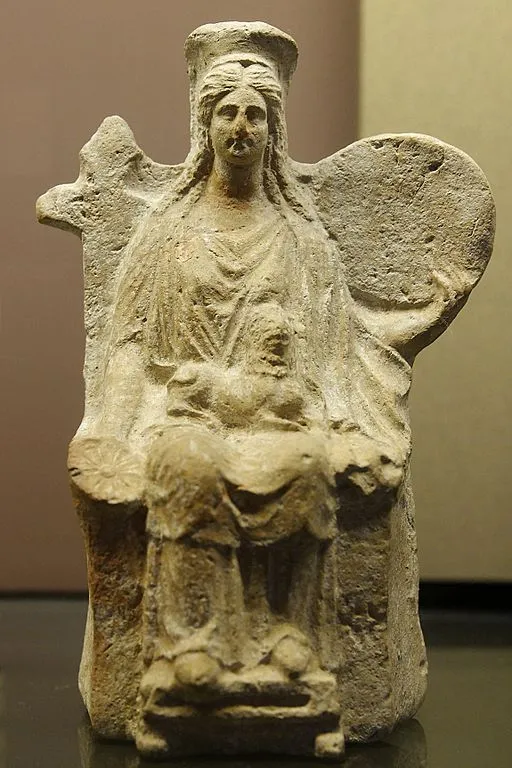 大地母神キュベレーの石像、紀元前350年頃、ルーヴル美術館蔵